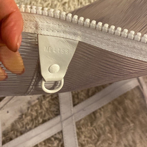 Louis Vuitton
PVC Epi Plage Wavy Keepall Bandouliére Shoulder Bag - Picture 13 of 13